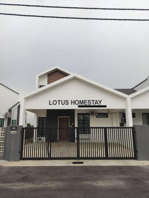 Free Disney Hotstar Private Pool Lotus Homestay Alor Setar For Musllm Exterior photo